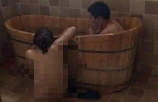视频显示，一男一女赤身裸体地在浴盆中洗澡。