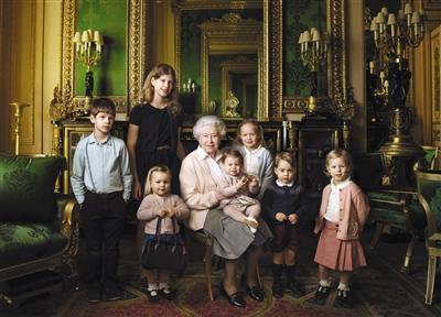 英国女王与一众孙辈的大合照。