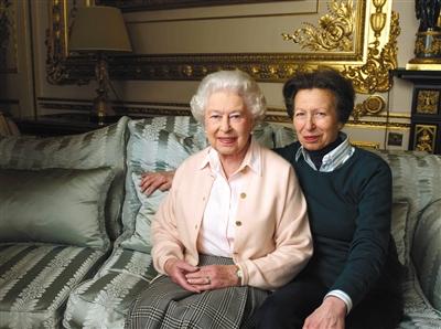 英国女王与女儿安妮公主。