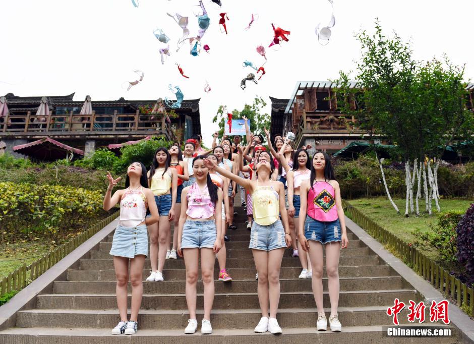 女大学生穿肚兜抛胸罩呼吁关注乳房健康 女大学生穿肚兜抛胸罩呼吁关注乳房健康