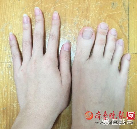 女大学生脚趾修长如手指