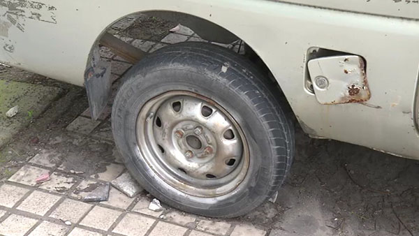 小面包车的轮胎已经基本脱离了轮毂。