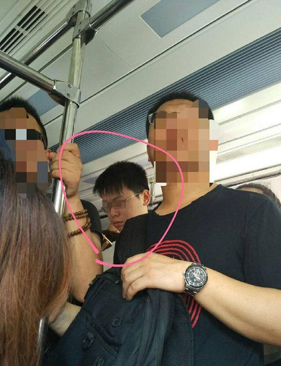 “地铁色狼”猥亵女子遭网友曝光后被抓