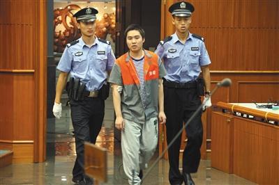 昨天上午，强奸幼女的杨某被带进法庭听候对自己的终审判决。通讯员 李佳 摄