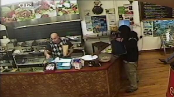 烧烤店老板走红网络 表现淡定不理会抢劫