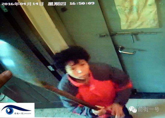 监控视频拍下李亚荣打砸监控探头的过程。