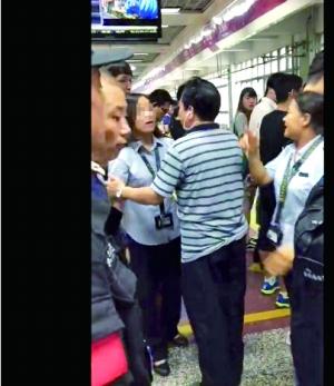 网传北京地铁工作人员与乘客对骂 地铁致歉