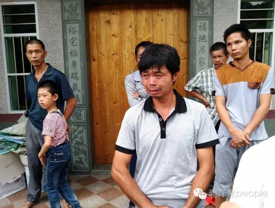 头号嫌犯陈文辉的父亲提及儿子犯错，痛哭流泪。新京报记者 谷岳飞 摄