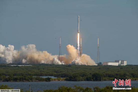 资料图：当地时间2016年4月8日，美国佛罗里达州，美国民营太空探索科技公司SpaceX的猎鹰9号运载火箭，载“飞龙号”(Dragon)无人太空货船发射升空。
