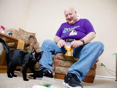 主人睡梦中癫痫发作猫咪将其咬醒救一命（图）