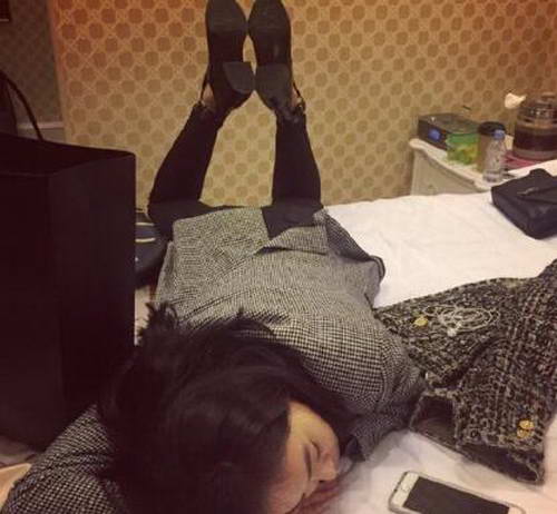 宋茜高难度睡姿遭曝光