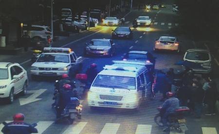 女子被撞伤后又遭碾压 两辆肇事车辆均逃逸