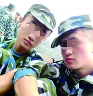 入学军训时，滕某（左）和芦海清的合影