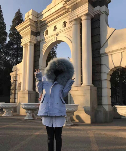 赵丽颖清华合照被酸学历低 谢娜:为你骄傲