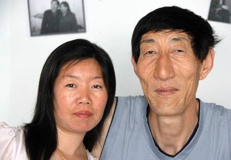 直击中国第一“巨人”娶妻后的真实生活