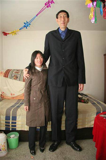 直击中国第一“巨人”娶妻后的真实生活