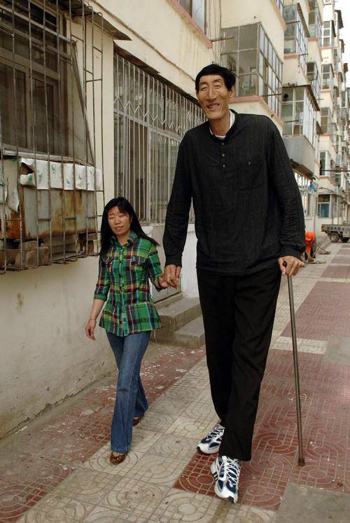 直击中国第一“巨人”娶妻后的真实生活