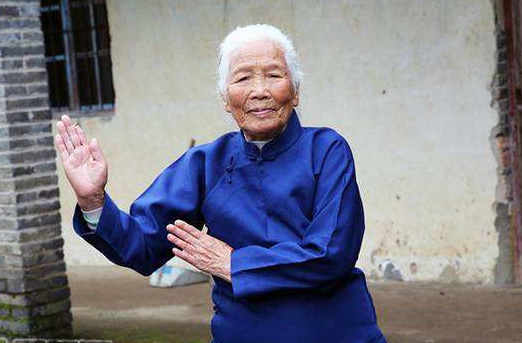 中国功夫奶奶94岁仍传授武艺