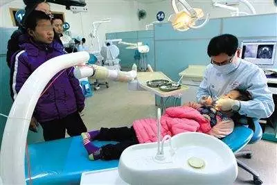 4岁男童沙池内玩耍后头疼 原是决明子进鼻孔发芽