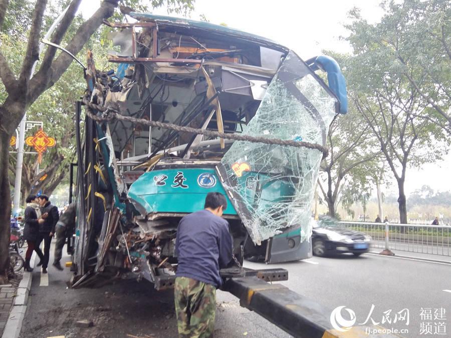 福州公交撞树车头支离破碎 不少乘客受伤