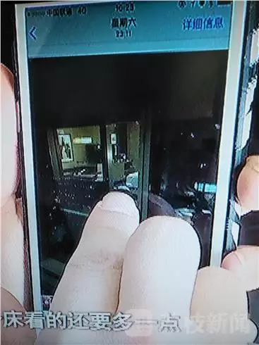 酒店前厅负责人李经理：我们去询问过，警察也询问过，警察有录音，他说他没有录像，第一个人说肯定没有录像，第二个人没有口头保证。对于何女士反映的晚间玻璃外墙变成“镜子”反光的情况子。负责人表示，在客人入住酒店的时候，酒店工作人员一般会对客人进行提醒，要求客人将房间的窗纱全部关闭，不过这一说法却遭到了何女士的否认。酒店前厅负责人李经理称，这个双层玻璃的设计是环保设计，冬暖夏凉，如果是单层冬天会非常冷。