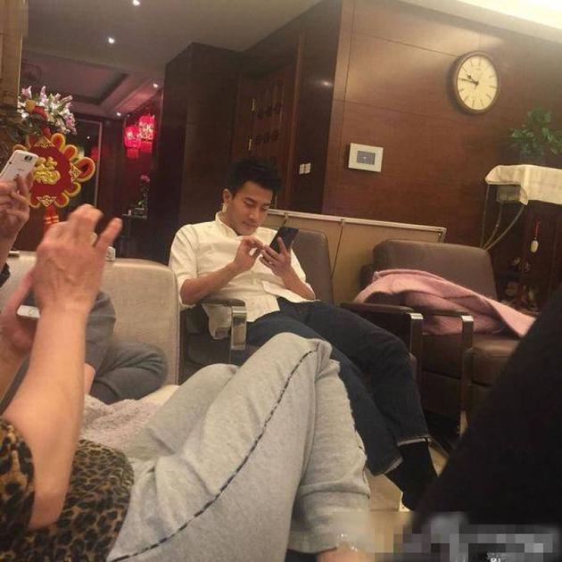 港媒曝出了一张刘恺威现身杨幂爸爸豪宅中玩手机的照片