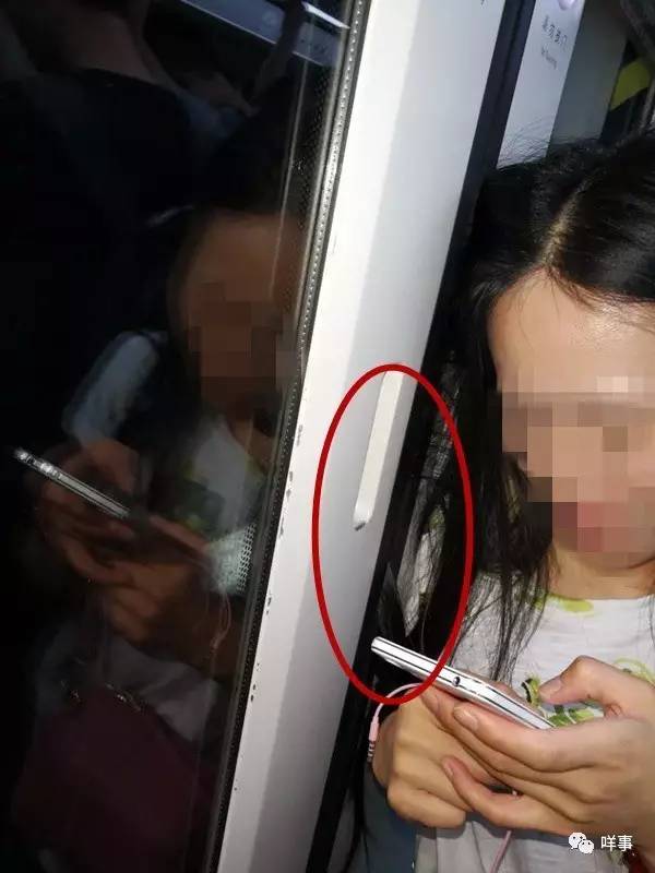 广州一女子在车门将关时冲进车厢 长发被活活夹住