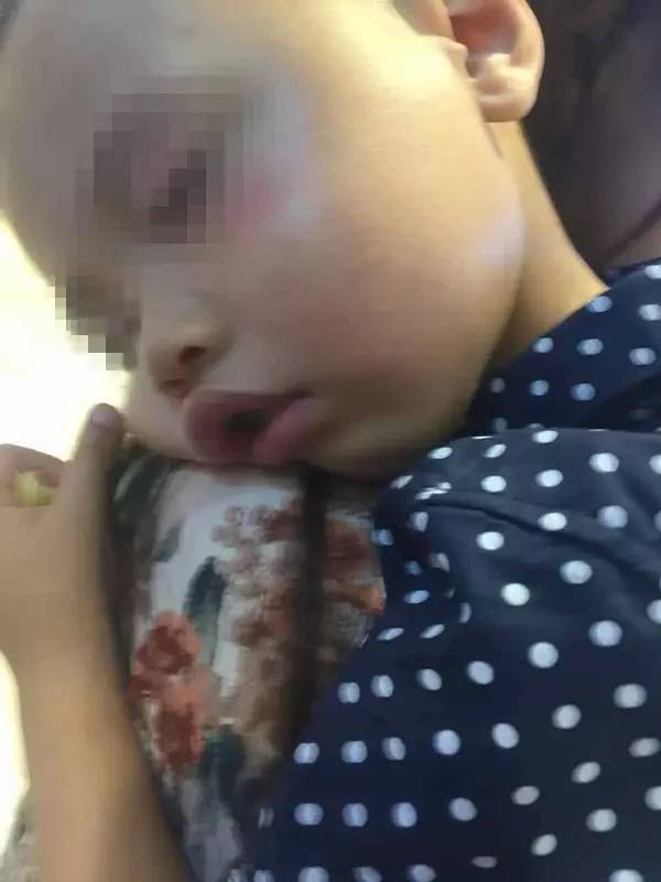 2岁娃店门口被一女子打 当场后脑勺着地鼻子出血