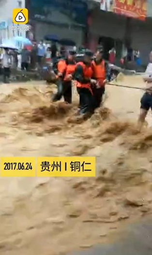 图为6月24日，贵州铜仁多个区县遭暴雨袭击。