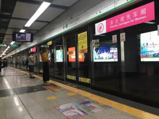 尴尬了！深圳地铁首开女性车厢 结果塞满男乘客