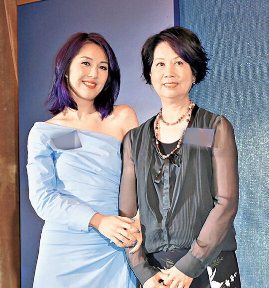 杨千嬅(左)和妈妈难得一起拍广告
