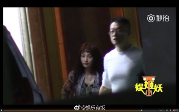 姚笛两个字承认恋情 收大捧鲜花笑容灿烂