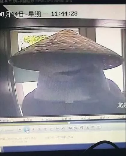 男子在酒店装摄像头专敲老板 事后戴斗笠蒙面取钱