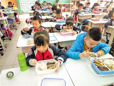 重庆一小学发好习惯手册:吃饭时请长辈先坐