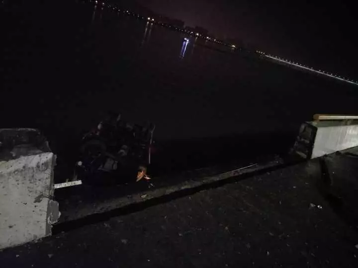 今天凌晨，杭州一对环卫工夫妇被车撞进钱塘江