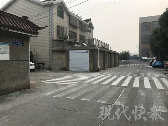 进村路口，先来个下马威：这么多斑马线，怎么走？