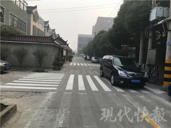 这个斑马线怎么画在路中央？