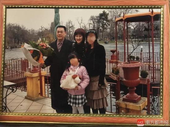 回国之前的张津华和王焕凯，两个可爱的女儿，一家四口曾经幸福的生活。