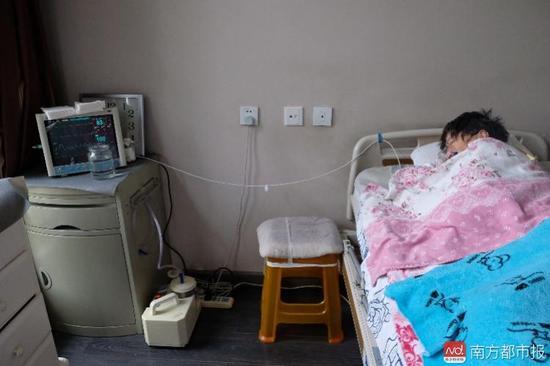 为了照顾张津华，家人把家里的房间变成了病房。氧气管、心电图、呼吸机、排痰机、鼻饲管、药柜……（罗逸爵 摄）
