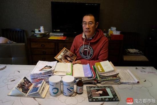 王焕凯及家人这些年照顾张津华做的护理记录。（罗逸爵 摄）