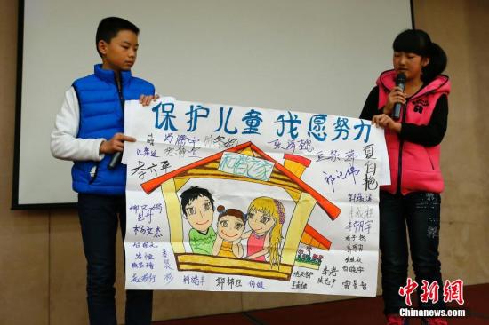 12月4日,由全国妇联和联合国儿童基金会在北京共同举办了“共同行动——停止对儿童暴力,促进儿童保护”的主题宣传活动。图为活动儿童代表以绘画的形式说出他们的心声。<a target='_blank' href='http://www.chinanews.com/' _fcksavedurl='http://www.chinanews.com/'>中新社</a>发 富田 摄 12月4日,由全国妇联和联合国儿童基金会在北京共同举办了“共同行动——停止对儿童暴力,促进儿童保护”的主题宣传活动。图为活动儿童代表以绘画的形式说出他们的心声。<a target='_blank' href='http://www.chinanews.com/' _fcksavedurl='http://www.chinanews.com/'>中新社</a>发 富田 摄