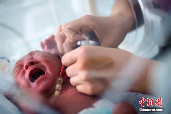 资料图片:新生儿。 <a target='_blank' href='http://www.chinanews.com/' _fcksavedurl='http://www.chinanews.com/' _fcksavedurl='http://www.chinanews.com/'>中新社</a>记者 韦亮 摄 资料图片:新生儿。 <a target='_blank' href='http://www.chinanews.com/' _fcksavedurl='http://www.chinanews.com/' _fcksavedurl='http://www.chinanews.com/'>中新社</a>记者 韦亮 摄
