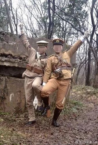 犯众怒！两男子抗日碉堡前扮日本兵拍照 警方介入