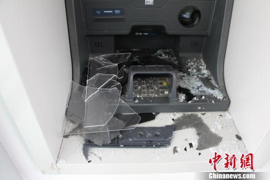 被砸的ATM机。万山警方提供
