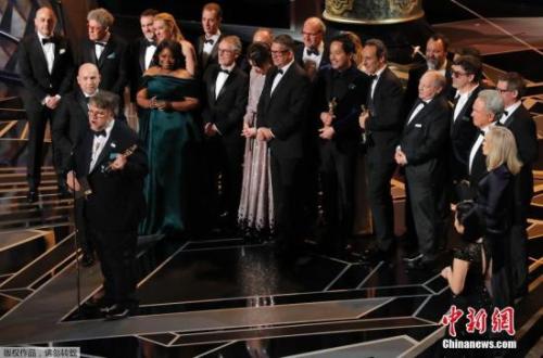 电影《水形物语》获最佳影片，主创人员上台领奖。
