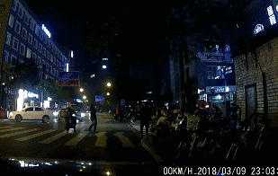 杭州男子抡起共享单车砸向奥迪路虎 原因哭笑不得