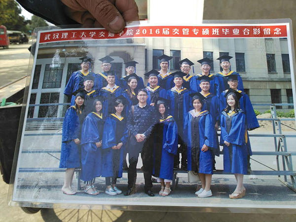 罗正宇研究生毕业的班级合影。