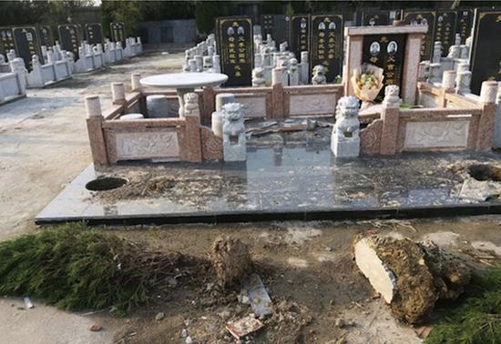 2017年12月，墓地第一次被损毁