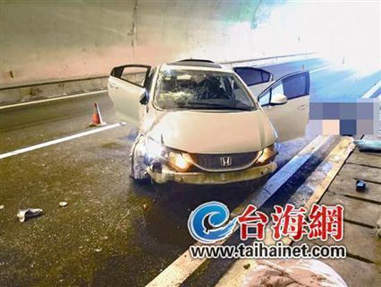 小车在龙岩高速隧道内翻车，挡风玻璃脱落。 台海网 图