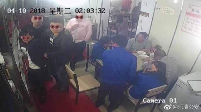 逃犯饭馆跟妹子吹牛 正撞见11名便衣警察下班吃饭